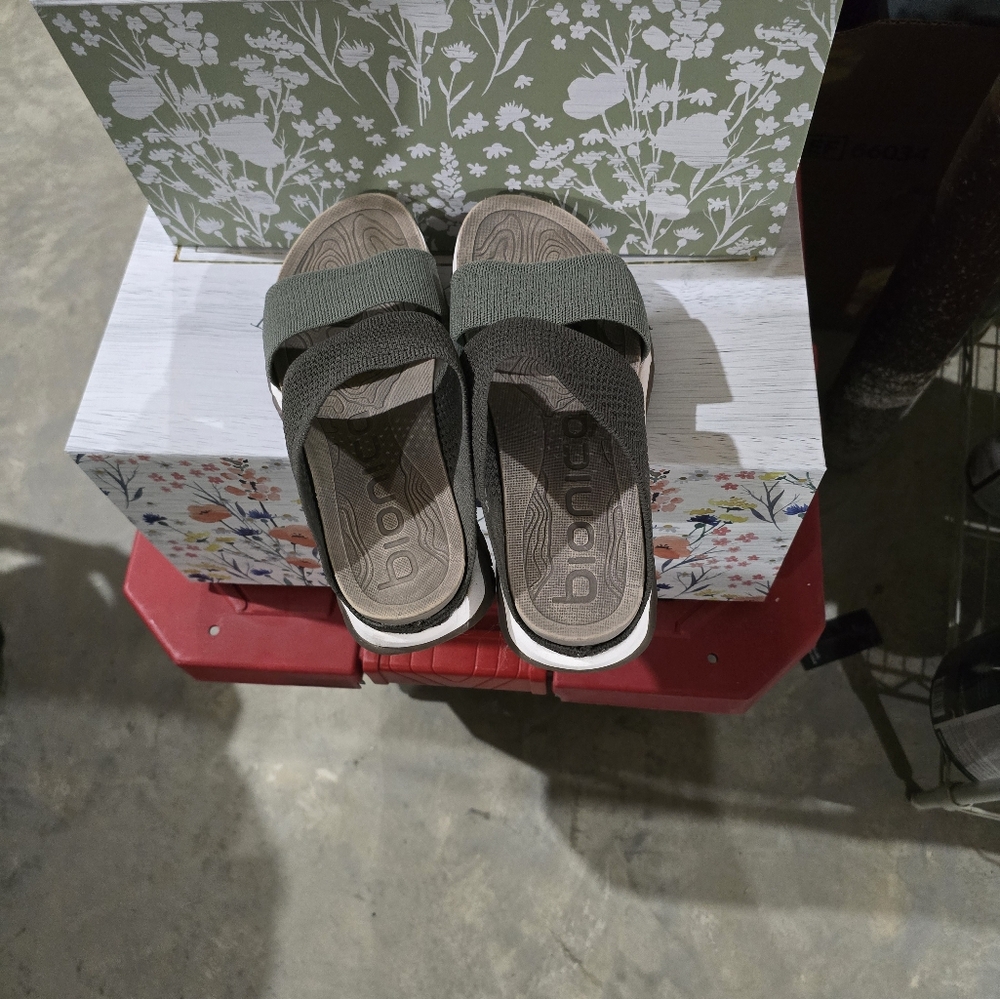 Women's Bionica size 8 sandals